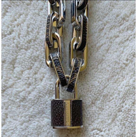 ULTRA RARE Ltd Ed LOUIS VUITTON Monogram LOCK NECKLACE MP2029 - Picture 8 of 13